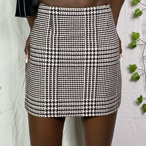 HOUNDSTOOTH PRINT MINI SKIRT - Picture 1 of 3